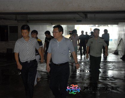 四川省旺蒼縣委常委、常務(wù)副縣長(zhǎng)王定虓深入縣政務(wù)中心檢查指導(dǎo)災(zāi)后自救工作