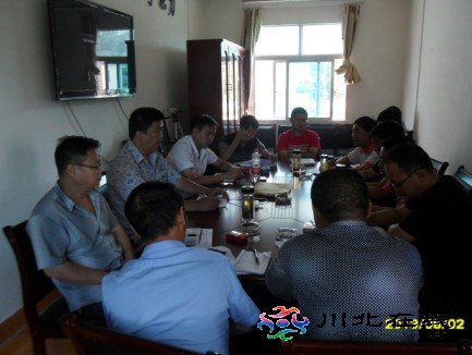 六盤水工務(wù)段段長助理徐峰到草海橋路車間召開安全分析會(huì)