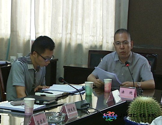 四川省岳池法院機(jī)關(guān)黨委書(shū)記粟澤光受邀在縣政府常務(wù)會(huì)上授課