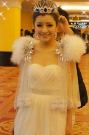 楊璐試穿婚紗照曝光 杜淳或趕上娛圈結(jié)婚潮