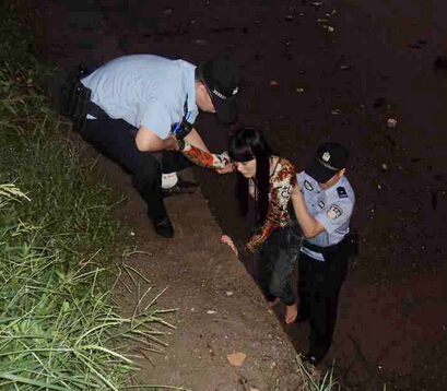 廣元利州女刑警陪男子進央視 竭力助圓36年尋親夢 近日,受中央電視臺綜合頻道大型尋親節(jié)目——《等著我》欄目組邀請,利州區(qū)公安分局刑偵民警丁涌帶領(lǐng)該區(qū)尋親人員熊某赴京參加節(jié)目現(xiàn)場錄制活動。 據(jù)了解,戶籍四川省興文縣的熊某,6歲被騙至貴州省赤水市,在人販子處歷盡了種種艱辛和磨難,遭遇了數(shù)年的凄慘曲折后輾轉(zhuǎn)到了廣元市利州區(qū)。多年以來,他一直心存尋找雙親的意念但始終尋親未果。2015年7月1日,年屆42歲的熊某踏進了廣元市利州區(qū)公安分局刑偵大隊的值班室,希望通過利州警方幫其尋找親人。 接報后,值班民警在詳細詢問了案情后,被其凄慘曲折身世和其一直堅持尋親的信念所感動。按照程序,民警當場對他采集了生物檢材和DNA信息,并及時錄入全國打拐DNA數(shù)據(jù)庫。通過網(wǎng)上聯(lián)查,在當月27日,通過數(shù)據(jù)比對出了熊某的直系親屬其母親劉某。為更準確的落實比對情況,該分局向省廳尋求支持,協(xié)調(diào)資陽警方采集劉某前夫廖某的血樣,并錄入DNA庫中。7月7日,經(jīng)過再次比對,確認該廖為熊某的親生父親。 8月底,中央電視臺獲悉熊某找到親人的消息后,立即聯(lián)系到利州區(qū)公安分局,希望能派民警陪同熊某到央視錄制節(jié)目,進行現(xiàn)場認親。接到通知后,分局領(lǐng)導高度重視,決定派刑偵女民警丁涌陪同熊某到北京。出發(fā)前,丁涌精心準備,熟悉打拐相關(guān)法律法規(guī)和熊某尋親的整個過程,信心滿滿地踏上了央視錄制現(xiàn)場。在現(xiàn)場,當看到熊某與親人團聚時彼此哭泣擁吻的背影時,現(xiàn)場觀眾無不為這份濃濃親情而動容;同時,對利州區(qū)警方不遺余力全方位竭力積極查找尋親忘我工作予以了高度贊揚。 (王艷 特約記者 何照明)