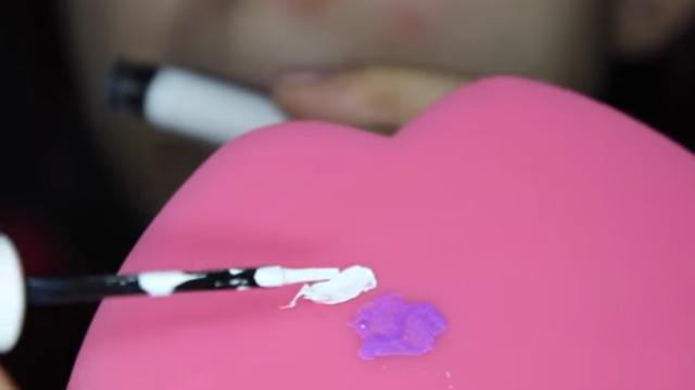 姑娘,你的眼線開花了