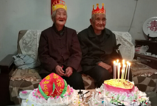 百歲老太迎鉆石婚80周年結(jié)婚紀(jì)念 子孫滿堂同慶祝