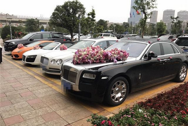 36 輛豪車?yán)ッ鹘诸^迎親 車價(jià)超 2 億
