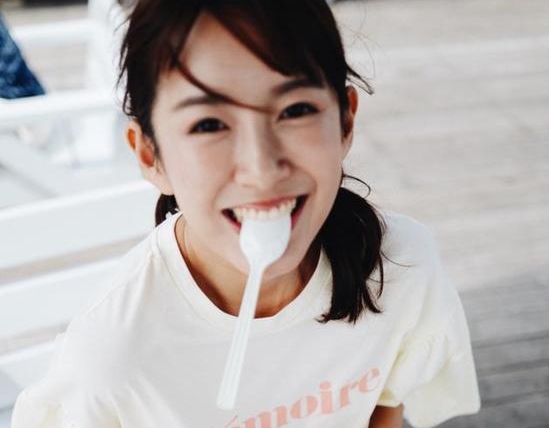 辣媽張子萱和友人出游 咬勺子賣萌少女感爆棚