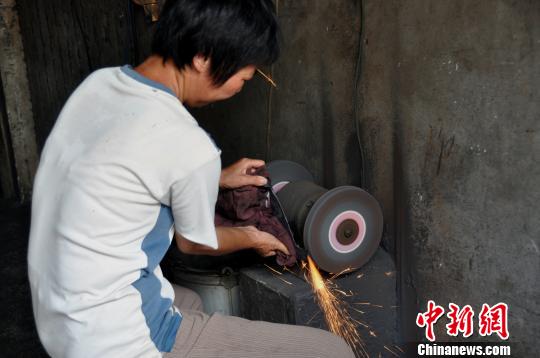 妻子正在打磨鐵器!∴嚉g 攝