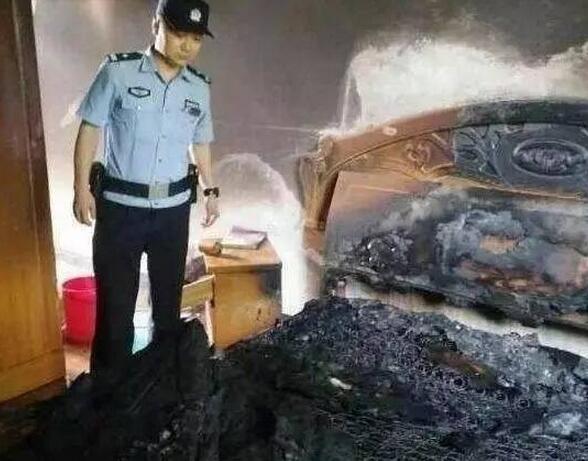 男孩模仿紅孩兒家中練噴火 打開打火機對著吹點燃棉被