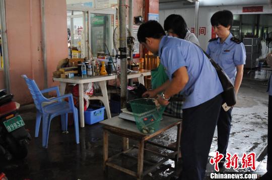 工商執(zhí)法人員在檢查計(jì)量稱 鐘欣 攝 工商執(zhí)法人員在檢查計(jì)量稱 鐘欣 攝