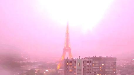 暴風(fēng)雨席卷法國(guó)北部地區(qū) 巴黎埃菲爾鐵塔遭雷劈