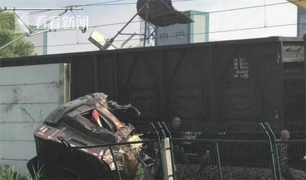 貨車司機搶越道口撞火車當(dāng)場身亡 致9趟客車晚點