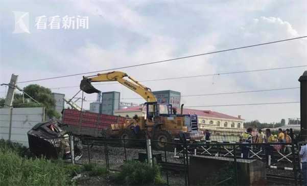 貨車司機搶越道口撞火車當(dāng)場身亡 致9趟客車晚點