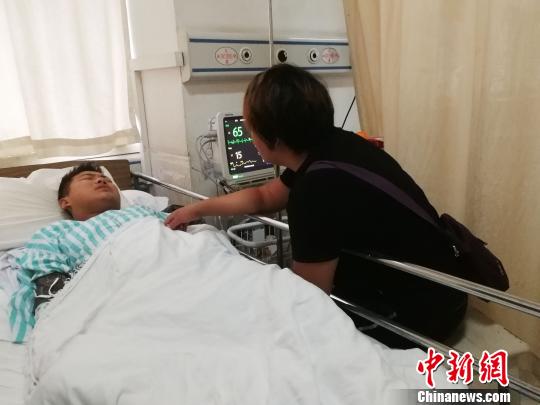 圖為“殺魚弟”孟凡森母親在照顧他。 郝學(xué)娟 攝 圖為“殺魚弟”孟凡森母親在照顧他!『聦W(xué)娟 攝
