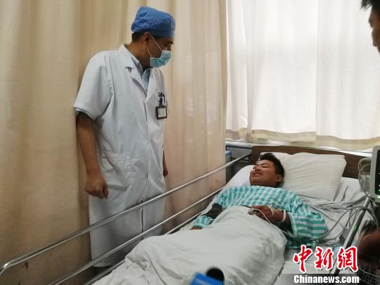 8月9日,在山東大學(xué)齊魯醫(yī)院,“殺魚弟”孟凡森笑著對主治醫(yī)師介紹自身狀況。 郝學(xué)娟 攝 8月9日,在山東大學(xué)齊魯醫(yī)院,“殺魚弟”孟凡森笑著對主治醫(yī)師介紹自身狀況!『聦W(xué)娟 攝