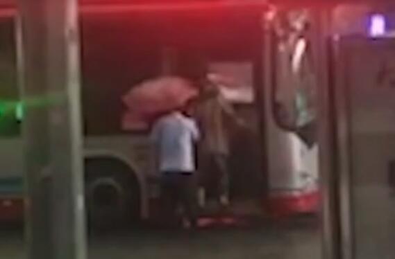 中國好司機!司機撐傘接大娘 畫面溫馨好似