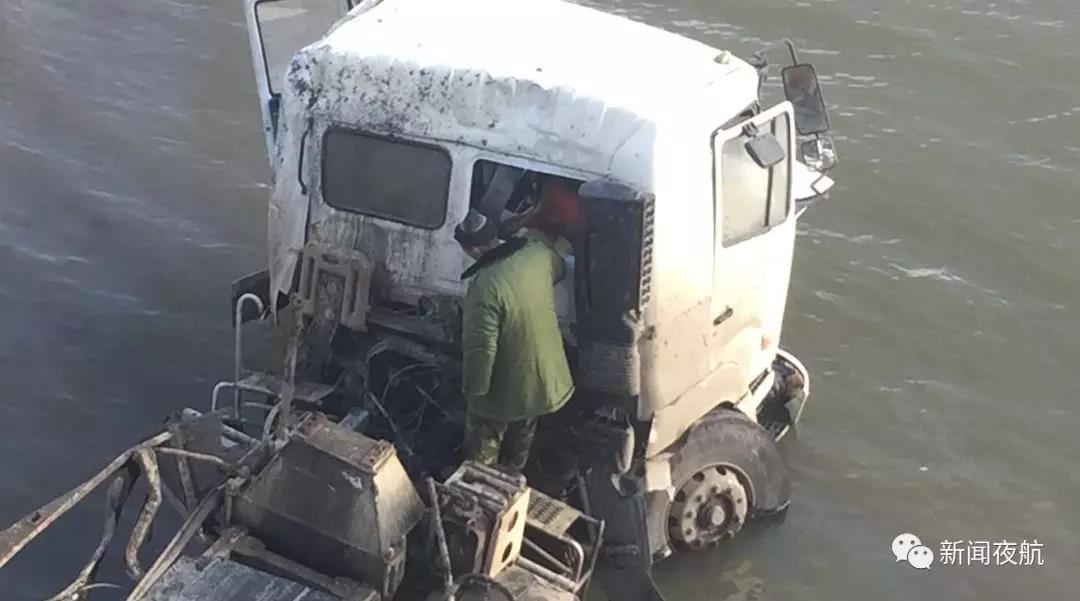 哈爾濱一罐車(chē)沖破大橋護(hù)欄墜入橋下 司機(jī)被摔骨折