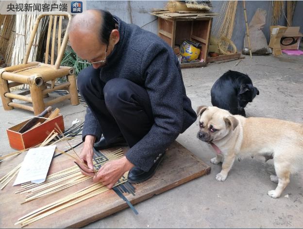 “掃一掃”時(shí)代!永泰65歲老人用竹條編出二維碼
