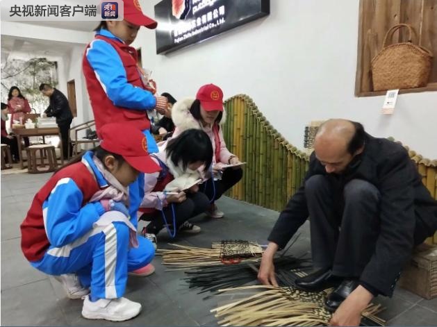 “掃一掃”時(shí)代!永泰65歲老人用竹條編出二維碼