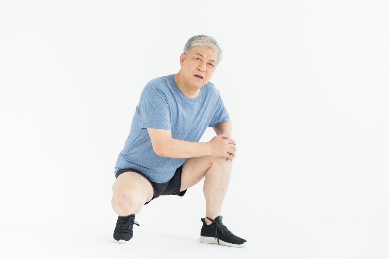 1550557492226157.png 原標(biāo)題:膝關(guān)節(jié)炎怎么治療?避開(kāi)三大誤區(qū)吃氨糖軟骨素鈣片緩解 膝關(guān)節(jié)炎怎么治療?避開(kāi)三大誤區(qū),吃氨糖軟骨素鈣片緩解 人常說(shuō),人未老腿先老,根據(jù)醫(yī)學(xué)統(tǒng)計(jì)有85%老年人都患有骨關(guān)節(jié)炎。膝關(guān)節(jié)炎又稱退行性關(guān)節(jié)炎,主要是由于軟骨退行性變性引起的。當(dāng)你發(fā)現(xiàn)膝關(guān)節(jié)疼痛、晨僵、明顯的活動(dòng)受限時(shí),就要警惕是膝關(guān)節(jié)炎了。 那么,膝關(guān)節(jié)炎應(yīng)該怎么科學(xué)治療呢?很多人對(duì)于骨關(guān)節(jié)炎的治療和預(yù)防存在不少誤區(qū),尤其是以下常見(jiàn)的幾個(gè)。
