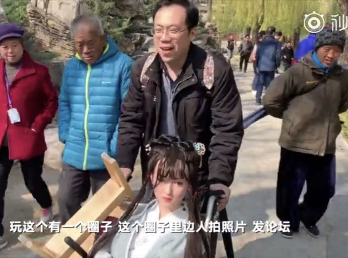 男子帶仿真娃娃扮林黛玉進(jìn)大觀(guān)園說(shuō)明啥?
