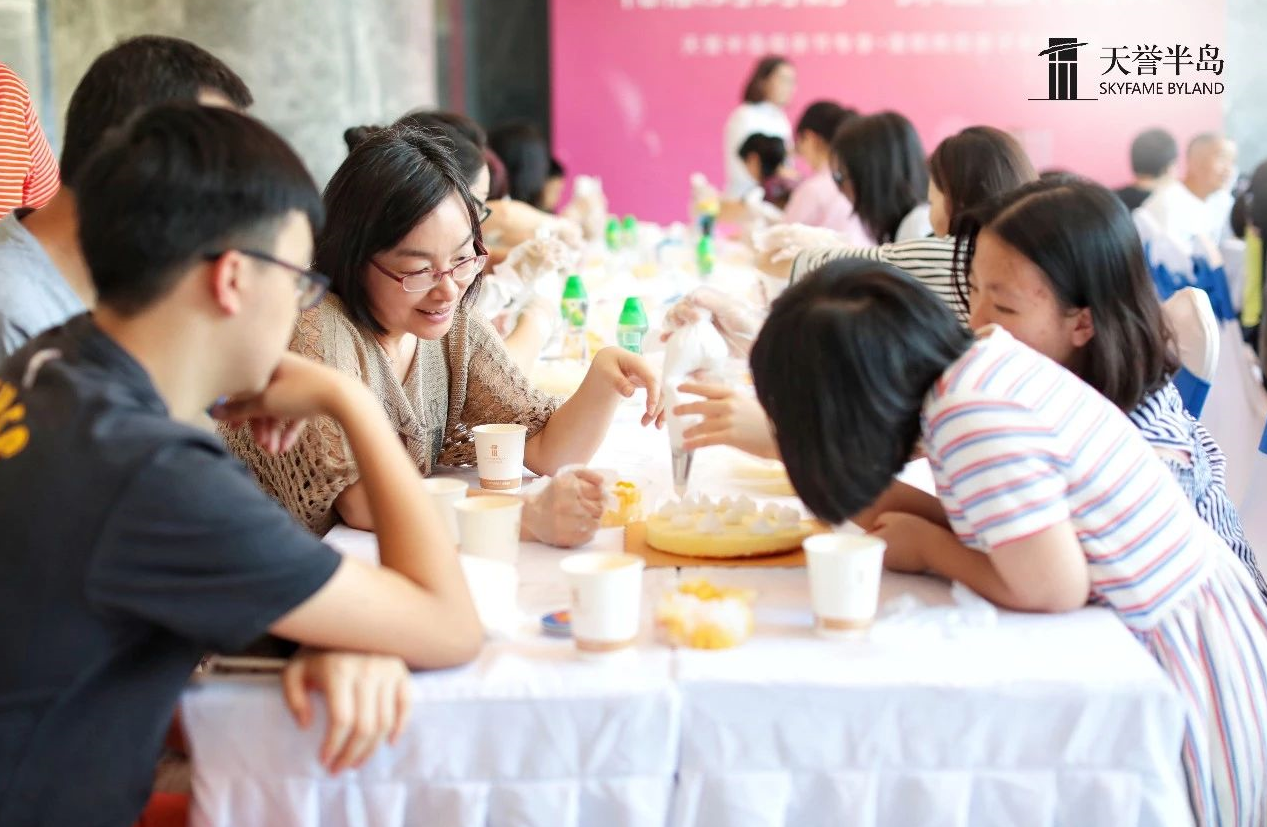 1559023292858138.png 三江之上,邂逅甜蜜親子時(shí)光 “禮獻(xiàn)媽媽的一抹甜蜜「食」光蛋糕烘焙親子手作沙龍,邀請了親子業(yè)主家庭參加。為了呼應(yīng)母親節(jié)的主題,活動現(xiàn)場布置得分外溫馨,小朋友們紛紛躍躍欲試。 活動特邀了蛋糕師現(xiàn)場指導(dǎo)教學(xué),耐心地做教學(xué)示范,小朋友們也聽得相當(dāng)認(rèn)真。以往都是媽媽們買蛋糕給孩子們,今天終于有機(jī)會親手做個(gè)小蛋糕送給媽媽當(dāng)做母親節(jié)禮物了。小朋友們在媽媽們的幫助下,有模有樣的抹奶油,設(shè)計(jì)蛋糕造型,十分專注。