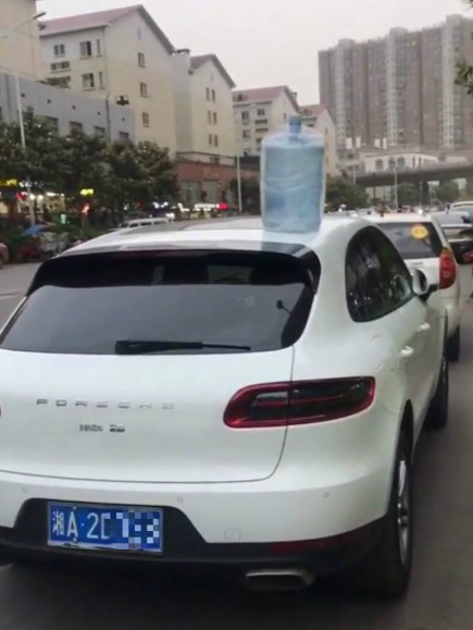 “車頂放瓶水”是什么意思