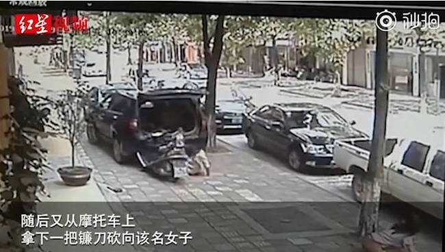 不滿妻子起訴離婚男子騎摩托撞飛妻子后持刀追砍 市民空手奪刀救人