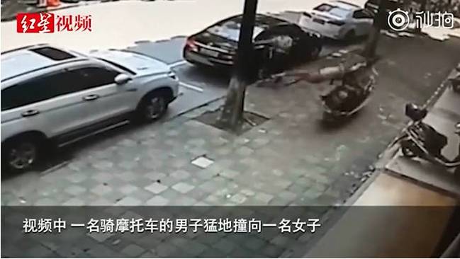 不滿妻子起訴離婚男子騎摩托撞飛妻子后持刀追砍 市民空手奪刀救人
