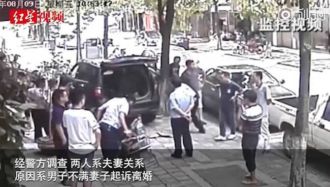 不滿妻子起訴離婚男子騎摩托撞飛妻子后持刀追砍 市民空手奪刀救人