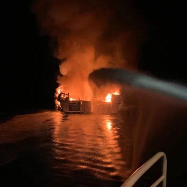 美國載39人游艇失火,34名乘客死亡,船長和4名船員逃生 美國載39人游艇失火,34名乘客死亡,船長和4名船員逃生