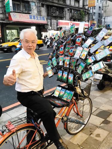 新北市土城區(qū)“寶可夢阿伯” 在腳踏車上安裝42支手機。(圖:臺灣《中國時報》/陳三元 提供) 點擊進入下一頁