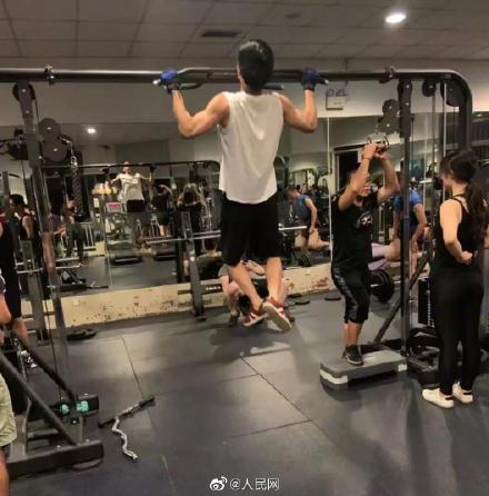 16篇SCI論文、十佳歌手、六塊腹肌…上海交大25歲博士奶爸火了! 16篇SCI論文、十佳歌手、六塊腹肌…上海交大25歲博士奶爸火了!
