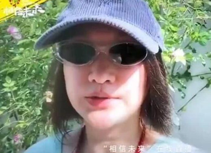 周迅清唱天涯歌女視頻在線觀看 義演活動(dòng)素顏出鏡太真實(shí)了
