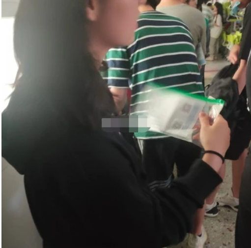 【超低調(diào)】張子楓高考考場外被圍拍 張子楓進(jìn)場前畫面曝光認(rèn)真復(fù)習(xí)超低調(diào)