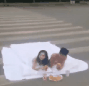 男女裹床單躺斑馬線拍婚紗照,網(wǎng)友炸鍋 男女裹床單躺斑馬線拍婚紗照,網(wǎng)友炸鍋