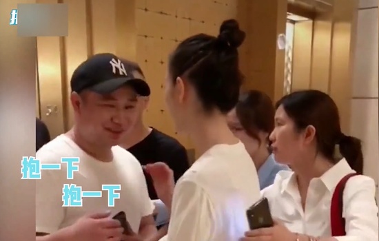 童瑤被男子圍堵電梯口求抱 詳細經(jīng)過現(xiàn)場圖太嚇人了