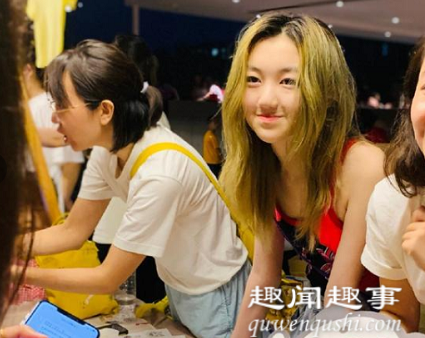 李嫣擺攤義賣 究竟是怎么回事?