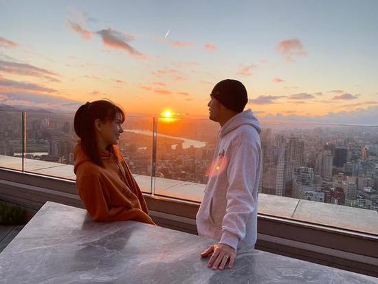 周杰倫昆凌七夕天臺看日出 兩人甜蜜對望愛意滿滿