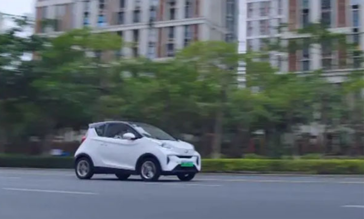 《以家人之名》中齊明月開的是什么車,