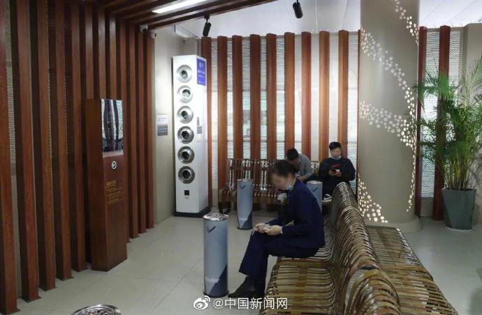 深圳一機(jī)場(chǎng)內(nèi)設(shè)豪華吸煙區(qū) 對(duì)面就是母嬰室 深圳一機(jī)場(chǎng)內(nèi)設(shè)豪華吸煙區(qū) 對(duì)面就是母嬰室