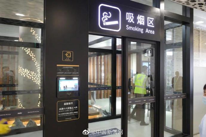 深圳一機(jī)場(chǎng)內(nèi)設(shè)豪華吸煙區(qū) 對(duì)面就是母嬰室 深圳一機(jī)場(chǎng)內(nèi)設(shè)豪華吸煙區(qū) 對(duì)面就是母嬰室