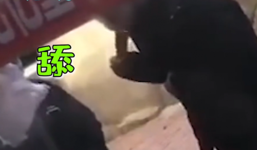 長春一糖葫蘆小販用唾液沾芝麻被拍下全過程:畫面極其惡心