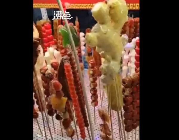 東北攤主用豬蹄、雞爪做糖葫蘆,網(wǎng)友:萬(wàn)物皆可糖葫蘆 東北攤主用豬蹄、雞爪做糖葫蘆,網(wǎng)友:萬(wàn)物皆可糖葫蘆