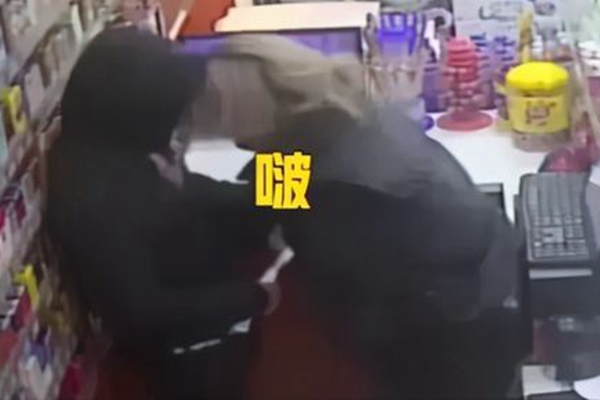失戀醉漢強吻男店員并搶走千余元 監(jiān)控畫面曝光,男店員崩潰 醉漢強吻男店員,福州一男子強吻店員,失戀醉漢強吻男店員