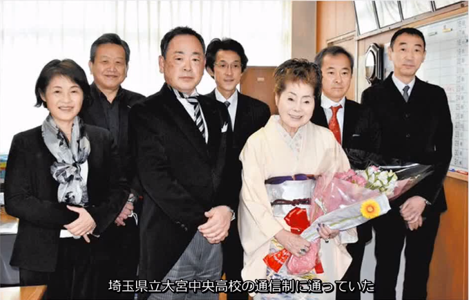 松浦基美子和子女、校長(zhǎng)等人一起合影留念(視頻截圖)