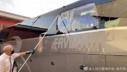 皇馬大巴被利物浦球迷襲擊 窗玻璃碎了 皇馬大巴被利物浦球迷襲擊 窗玻璃碎了