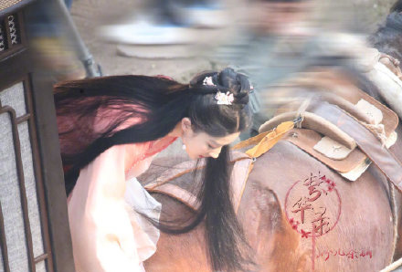 《夢(mèng)華錄》劉亦菲下馬車路透照,大秀天鵝頸,顏值重回巔峰