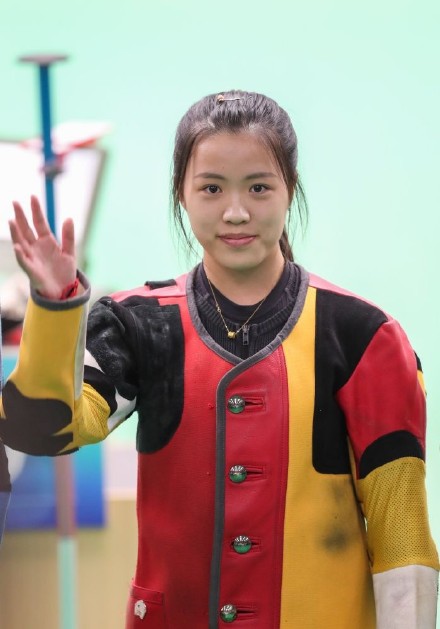楊倩頭上的小黃鴨不見(jiàn)了 楊倩賽后兩口喝掉一瓶水