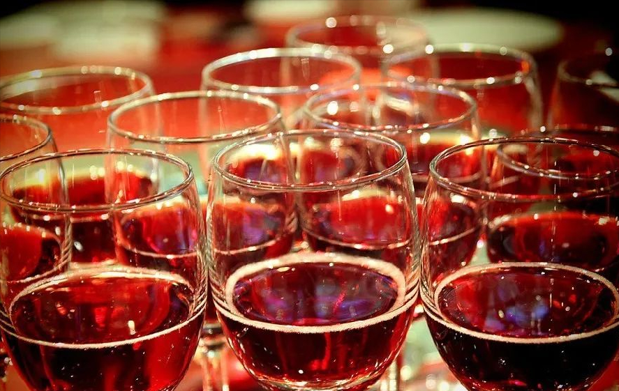 紅酒知識(shí)丨喝紅酒時(shí)如何倒酒才正確?