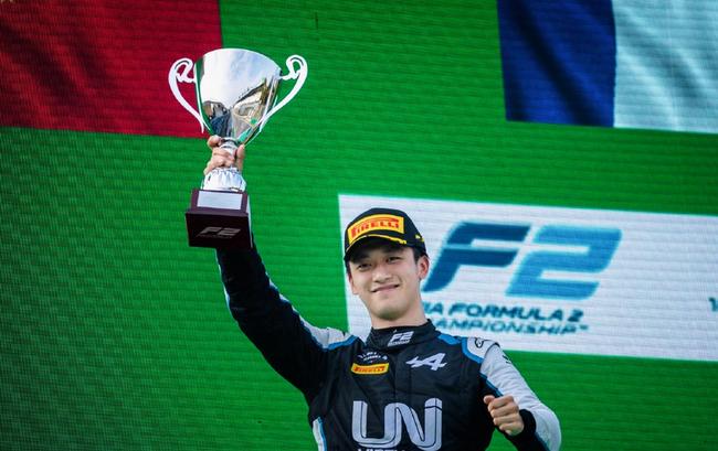 周冠宇成為中國首位F1車手 車手周冠宇家有錢嗎