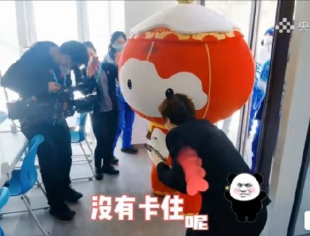 雪容融上班絲滑進(jìn)門不卡門 雪容融工作太認(rèn)真鞋子掉了